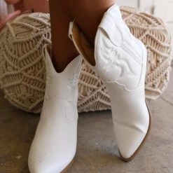 Soda Wiley White Stitched Cowgirl Boots